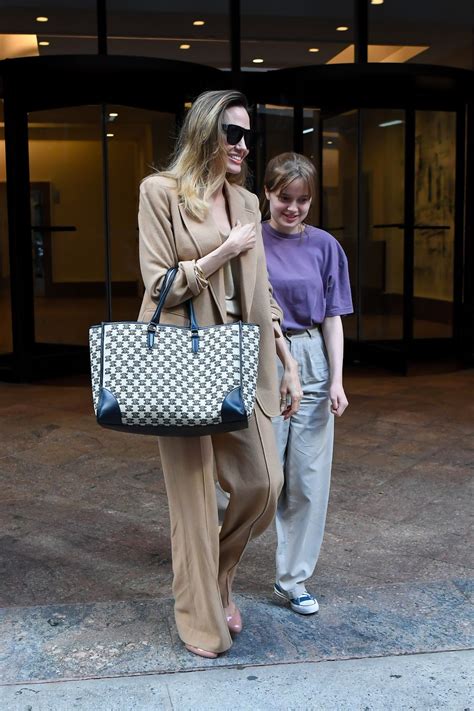 Angelina Jolie draagt beige Burberry